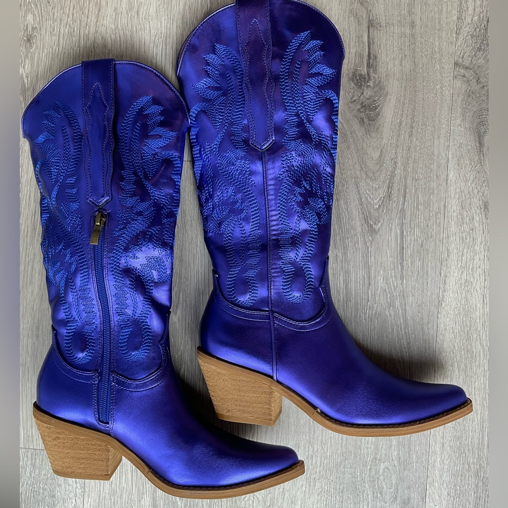 Metallic purple western style boots. Inside zipper for easy on/off. Calf length